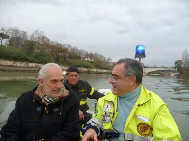 Sulla barca della Protezione Civile, guidati da B.Pennacchi, insieme al giornalista del TGR Mario Baccianini
