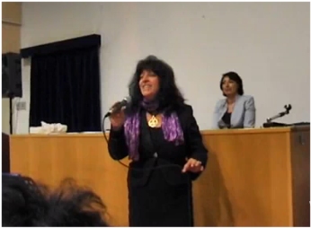 Luisa interpreta una Canzone Romana